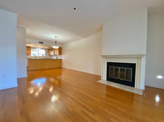 Building Photo - Spacious Condo in a Desirable Private Community