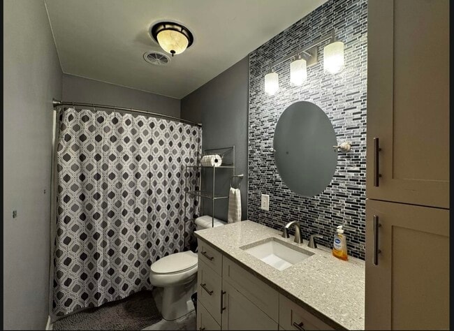 Building Photo - 812 W 4th St