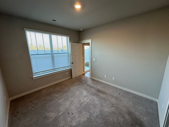 Building Photo - 3 Bed, 2.5 Bath, 1850sqft Townhome in Vineyard Grove of Lebanon!