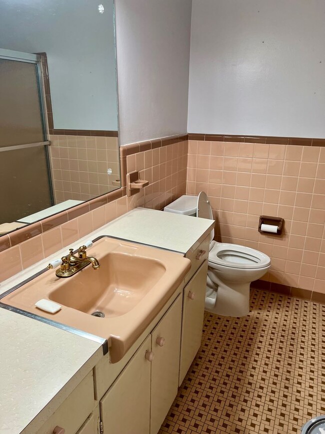 Building Photo - Brick home 3 bed and 2 bath