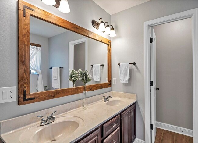 Building Photo - 8390 Island Dr