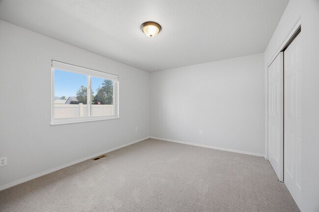 Building Photo - 2704 Stratford Ln