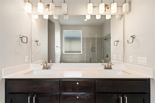 Building Photo - 5009 Mandevilla Dr
