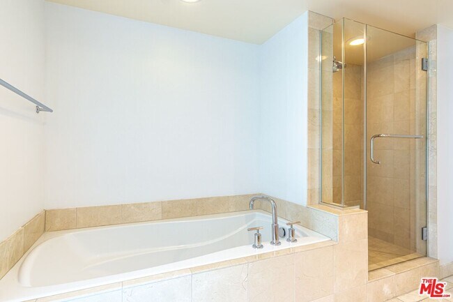Building Photo - 13650 Marina Pointe Dr