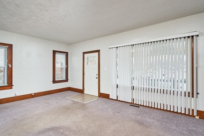 Building Photo - 4 to 5 Bedroom For Rent in North Hill