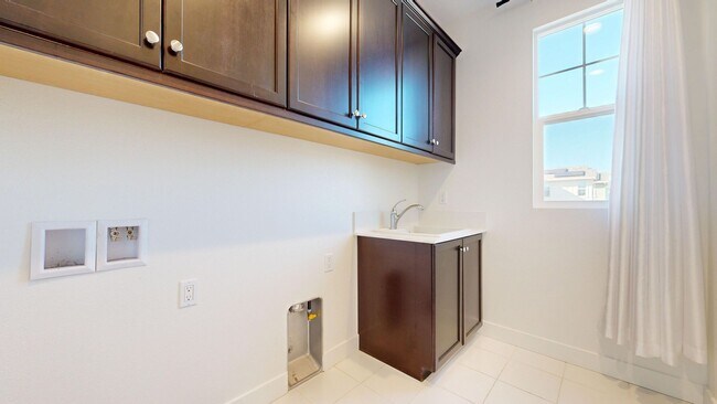 Building Photo - Bright & Beautiful 4 Bedroom 3 Full Bathroom Home!