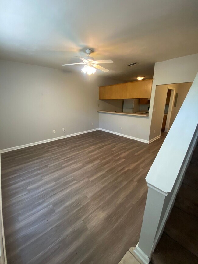 Building Photo - Lovely Three bedroom/two bath townhouse off Blairstone Road!