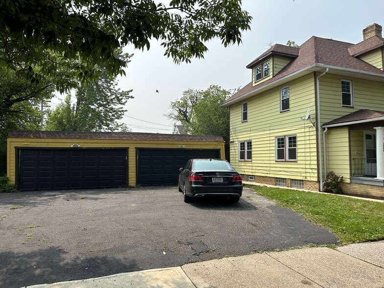2-Car Private garage with opener - 2086 Marlindale Rd