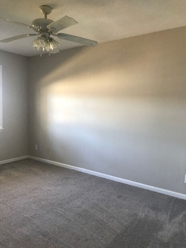 Building Photo - MOVE IN SPECIAL!!-Available 1 Bedroom Apar...