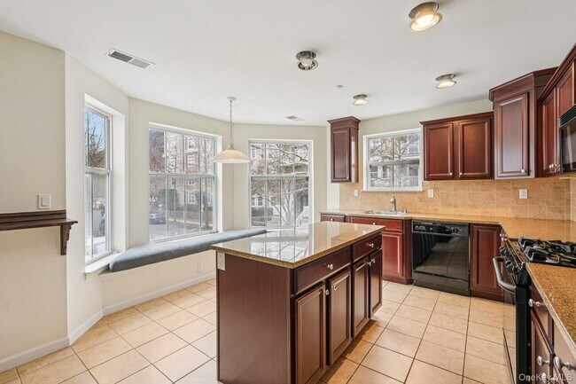 Building Photo - 2 Leeward Dr