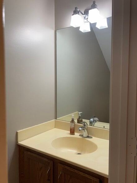 Building Photo - 1497 Golfview Dr