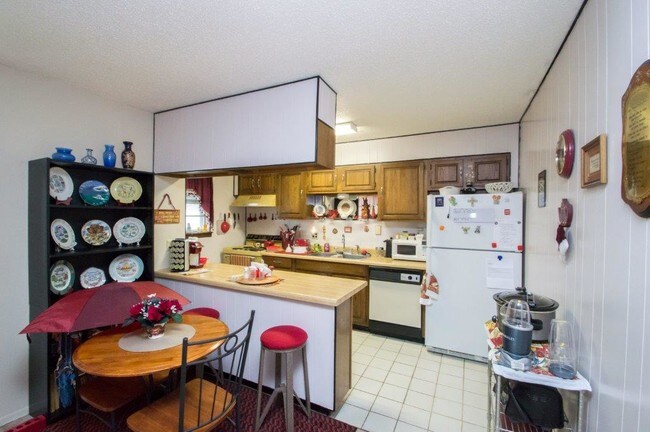 Kitchen - 1702 Glennan Dr