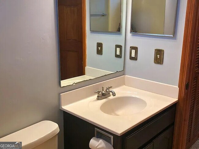 Building Photo - 502 Hunt Club Rd