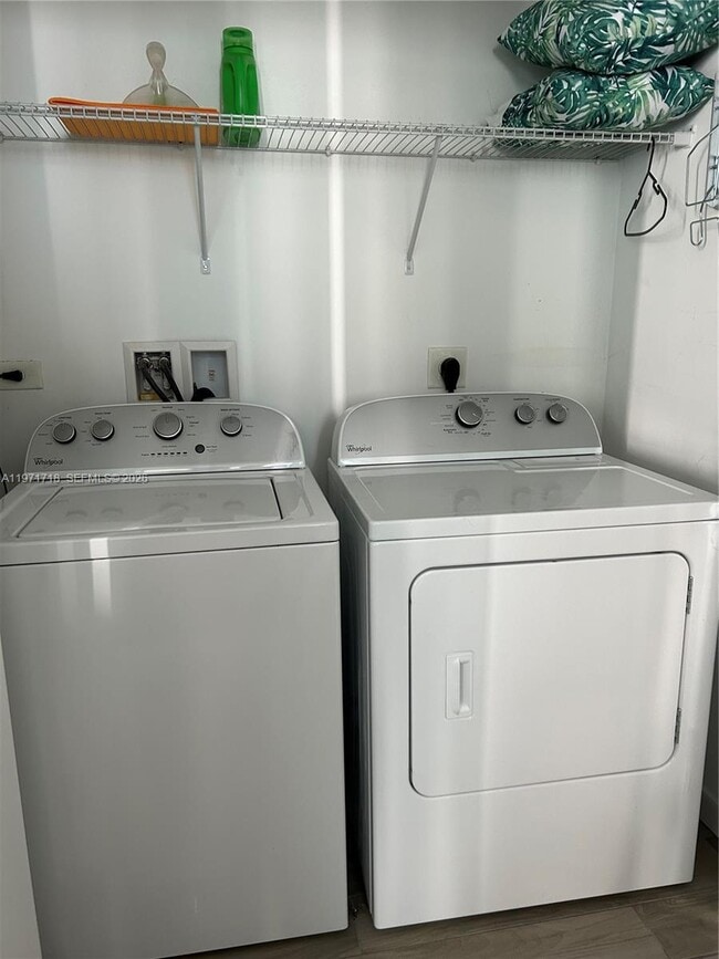 Building Photo - 999 SW 1st Ave