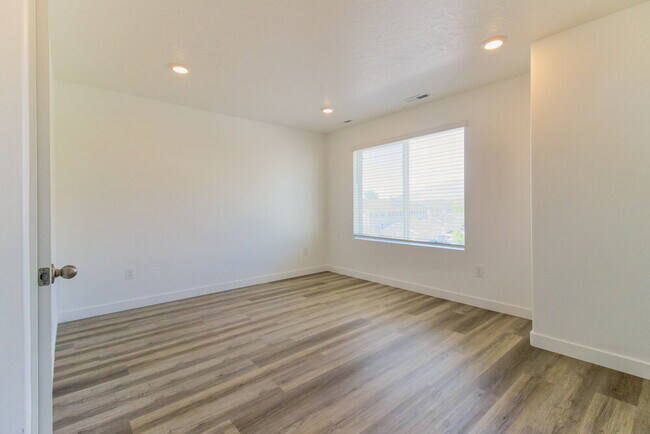 Building Photo - 1163 100 S