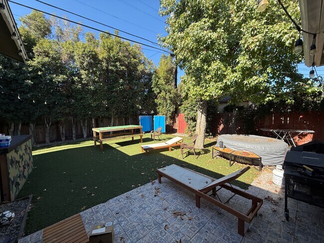 Building Photo - 7BD/4BA w/ Driveway Parking and Backyard!