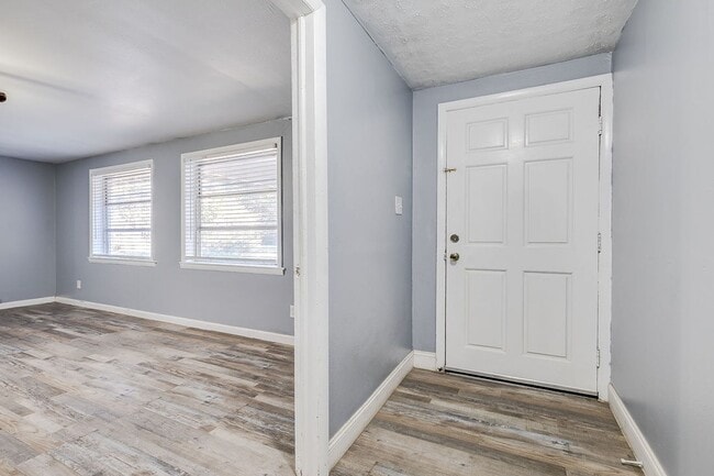 Building Photo - Charming 3-Bedroom 1.5 Bath Cottage-Style Bungalow with Open Floorplan and Kitchen Island