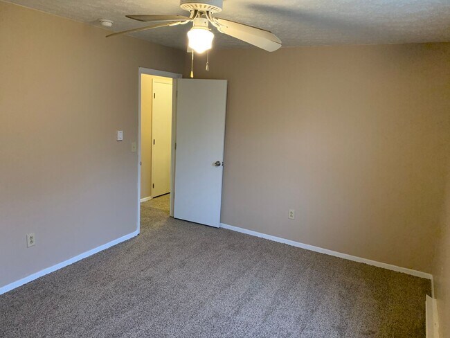 Building Photo - 3 Bedroom 1 Bath House in Davisville