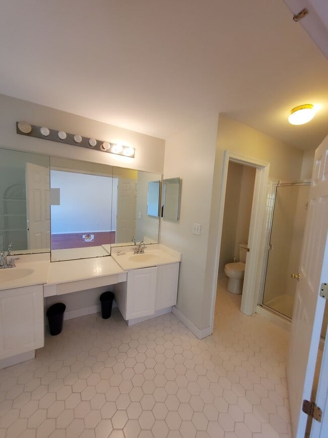 Building Photo - Waterfront! Spacious, updated, 4-bedroom &...