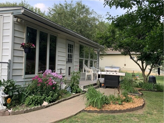 Building Photo - 1909 Robin Rd