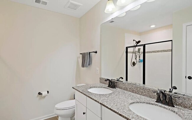 Building Photo - Beautifully maintained SFH in convenient F...