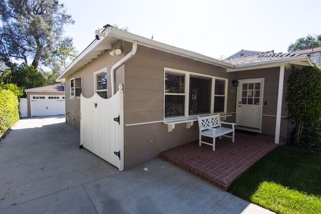 Building Photo - Freshly Renovated 3BR/2BA Pool Home – La Crescenta