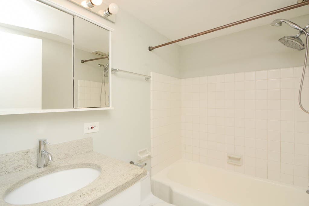 Building Photo - 428 W Wellington Ave