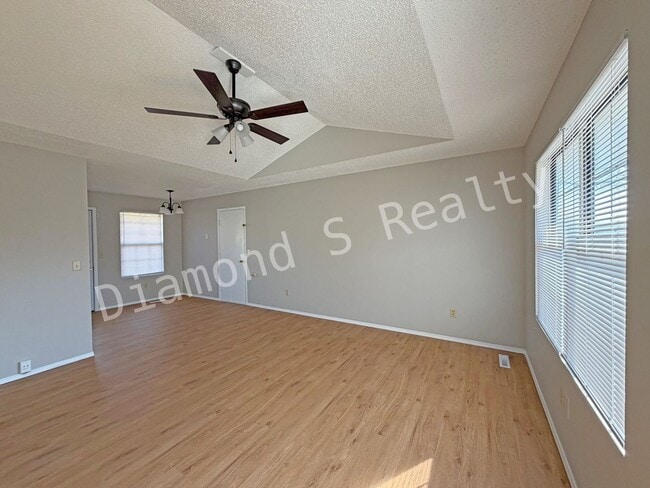 Building Photo - Charming and Clean 3 Bedroom House Available - South Springfield