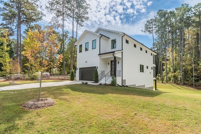 Building Photo - Custom 5 bedroom, 5 bathroom home with Woo...
