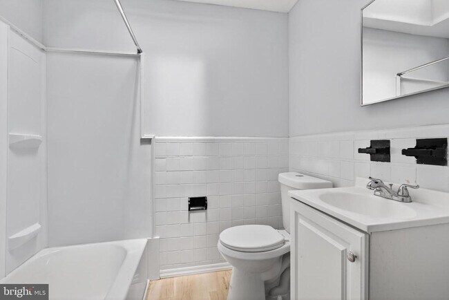 Building Photo - 125 W 21st St
