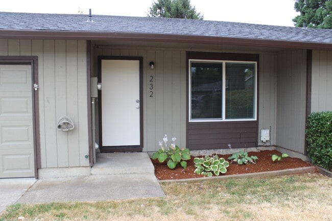 Building Photo - 232 NE Palomar Ct