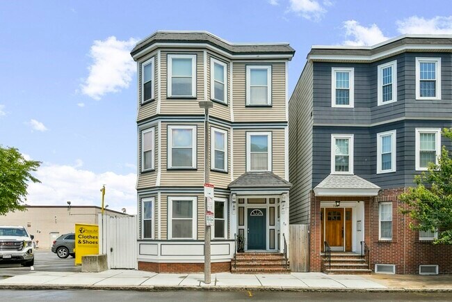 Building Photo - 714 E 4th St