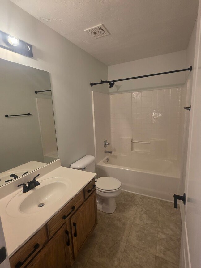 Building Photo - Beautifully remodeled home in LaVergne