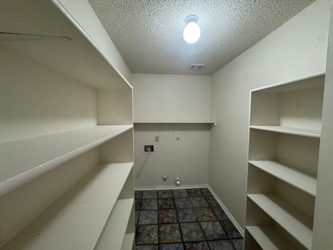 Building Photo - 8928 Kenton Briar
