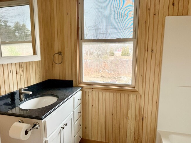 Building Photo - Well maintained inside and out