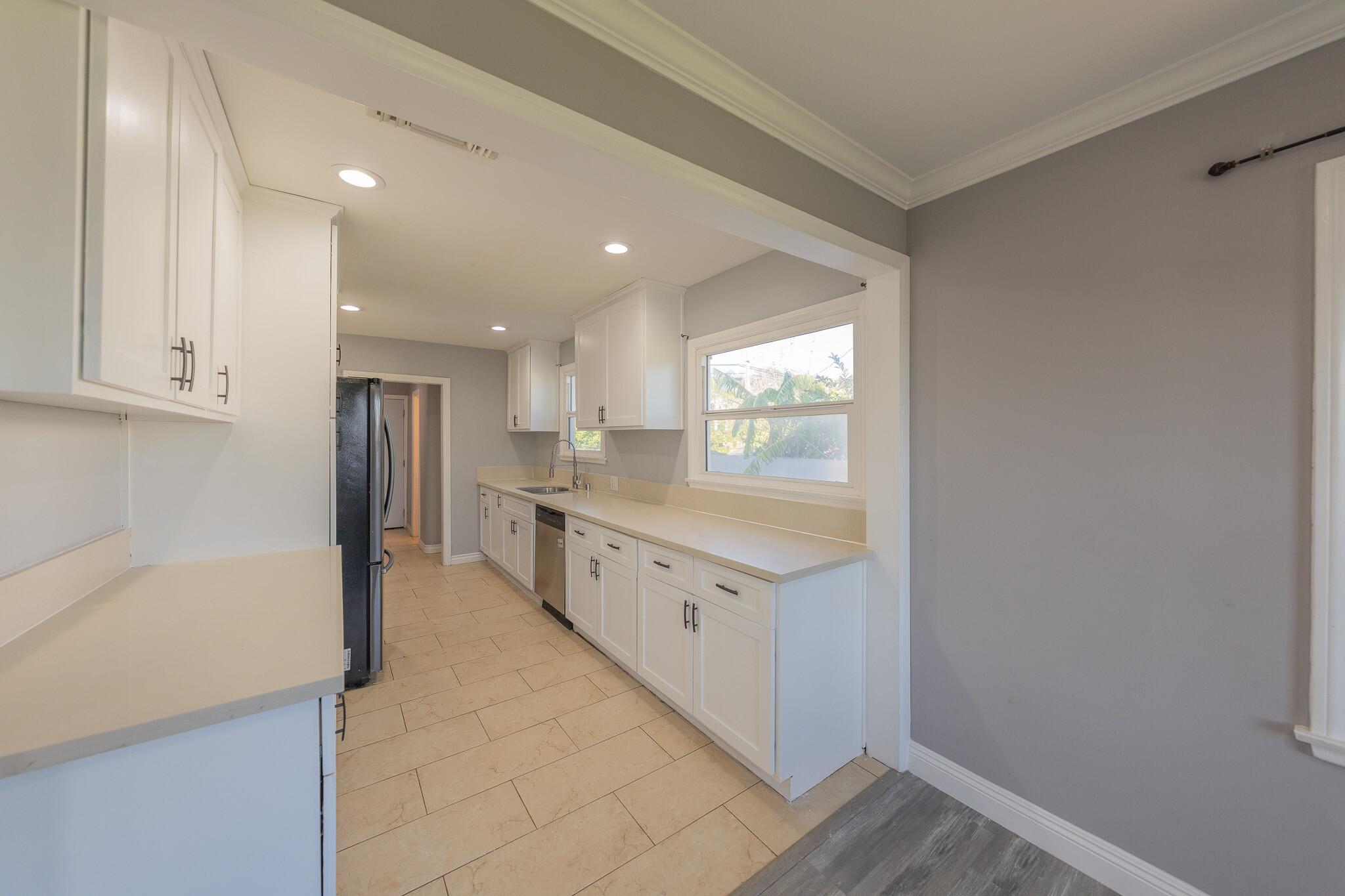 Building Photo - 14947 Chatsworth St