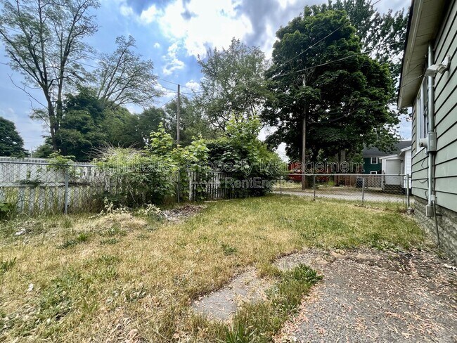 Building Photo - 1126 Holt St