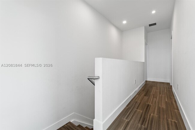 Building Photo - 6810 NW 103rd Pl