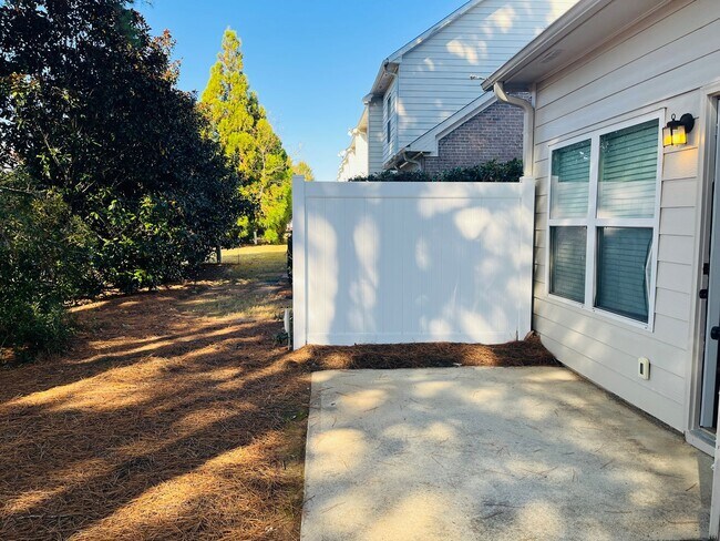 Building Photo - Wow! Check out this charming 3 bedroom 2.5...