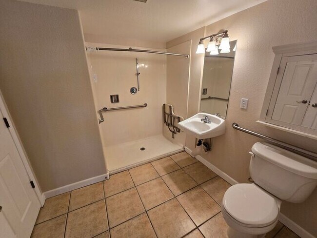 Building Photo - Charming 2BD/2BA Ground-Floor Apartment in...