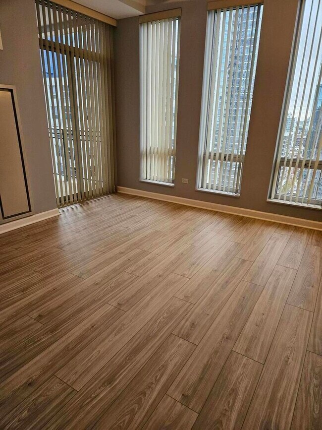 Building Photo - 1250 S Michigan Ave