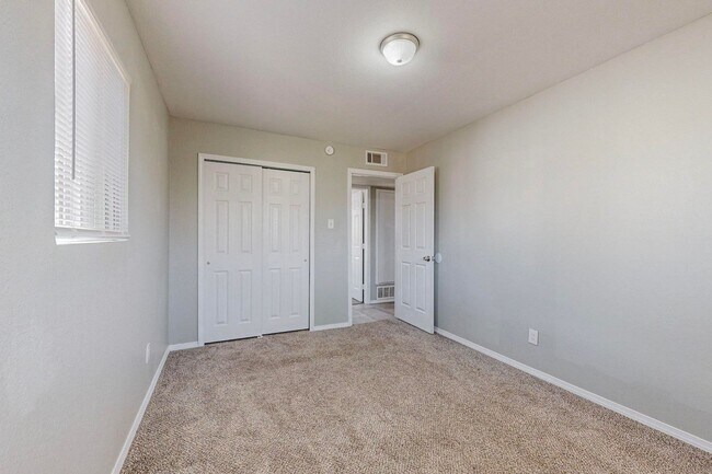 Building Photo - NE Mid-Century Modern 3 Badroom 1.5 Bath with garage