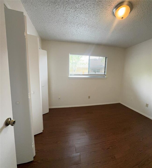 Building Photo - 605 Rollingway Dr