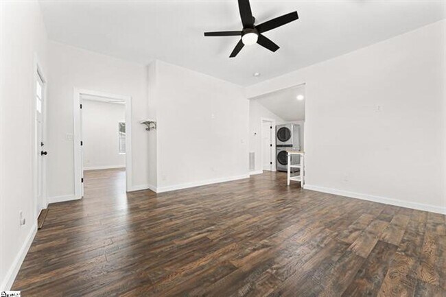 Building Photo - 2 Bed, 2 Bath Fully Renovated Home Available in Greenville