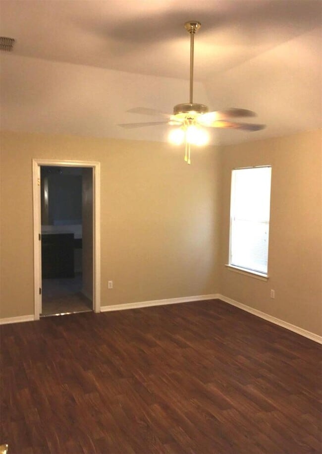 Building Photo - Eagle Mountain ISD 3 bedroom 2.5 bath plus office!