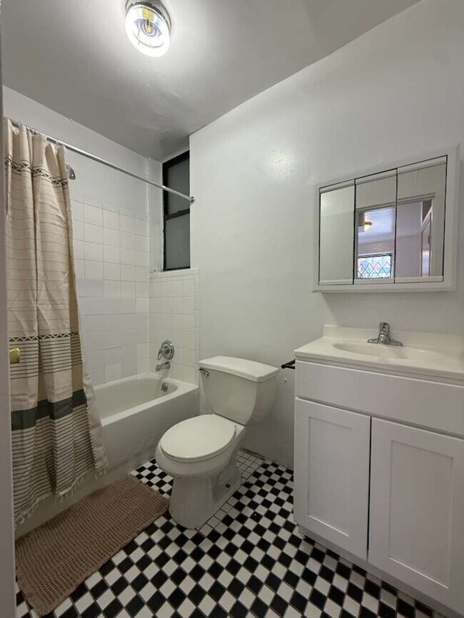 Building Photo - 419 W 54th St