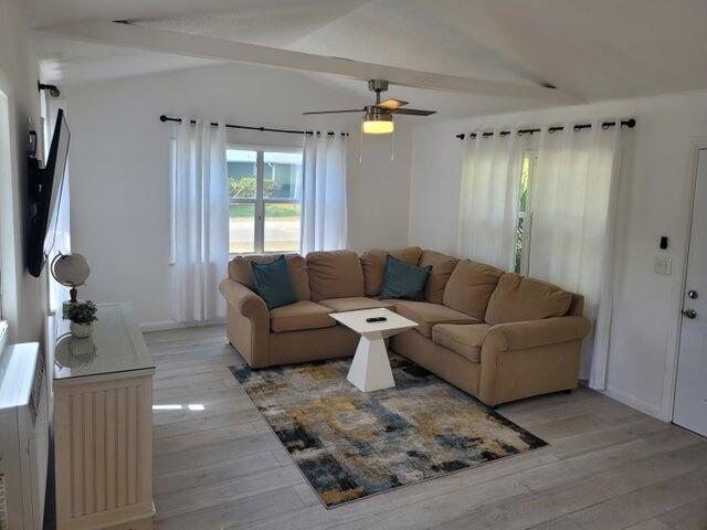 Building Photo - 6423 SE Lillian Ct