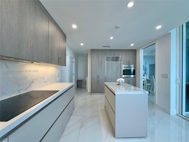 Building Photo - 15901 Collins Ave