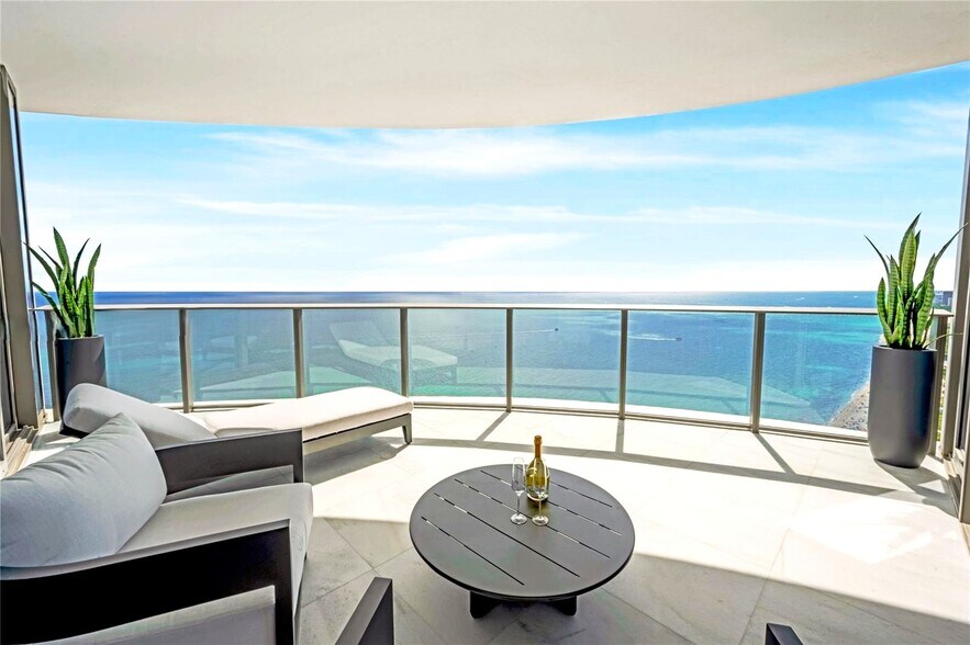 Building Photo - 15701 Collins Ave