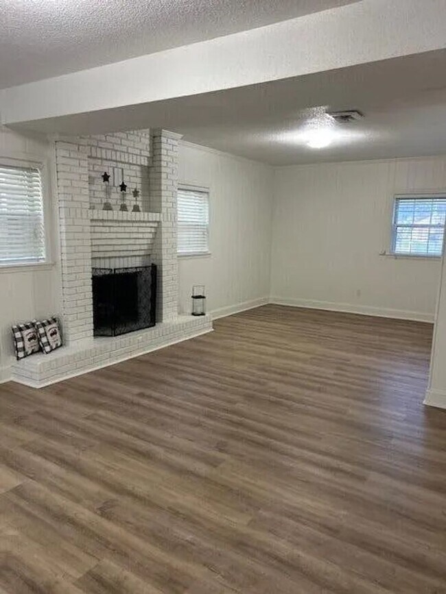 Building Photo - GORGEOUS RENOVATED HOME